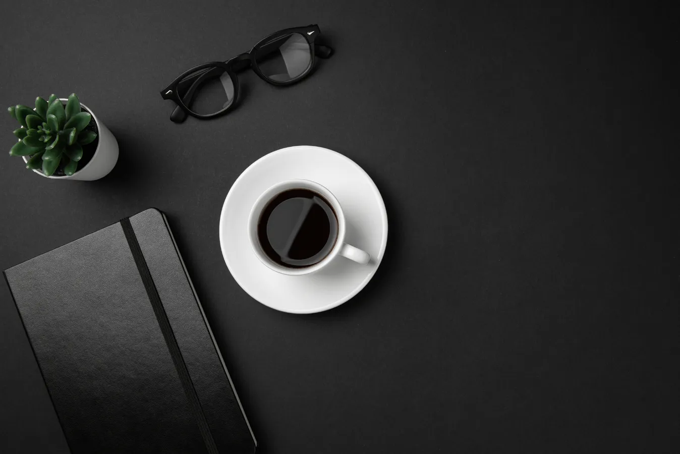 laptop i kawa na stole